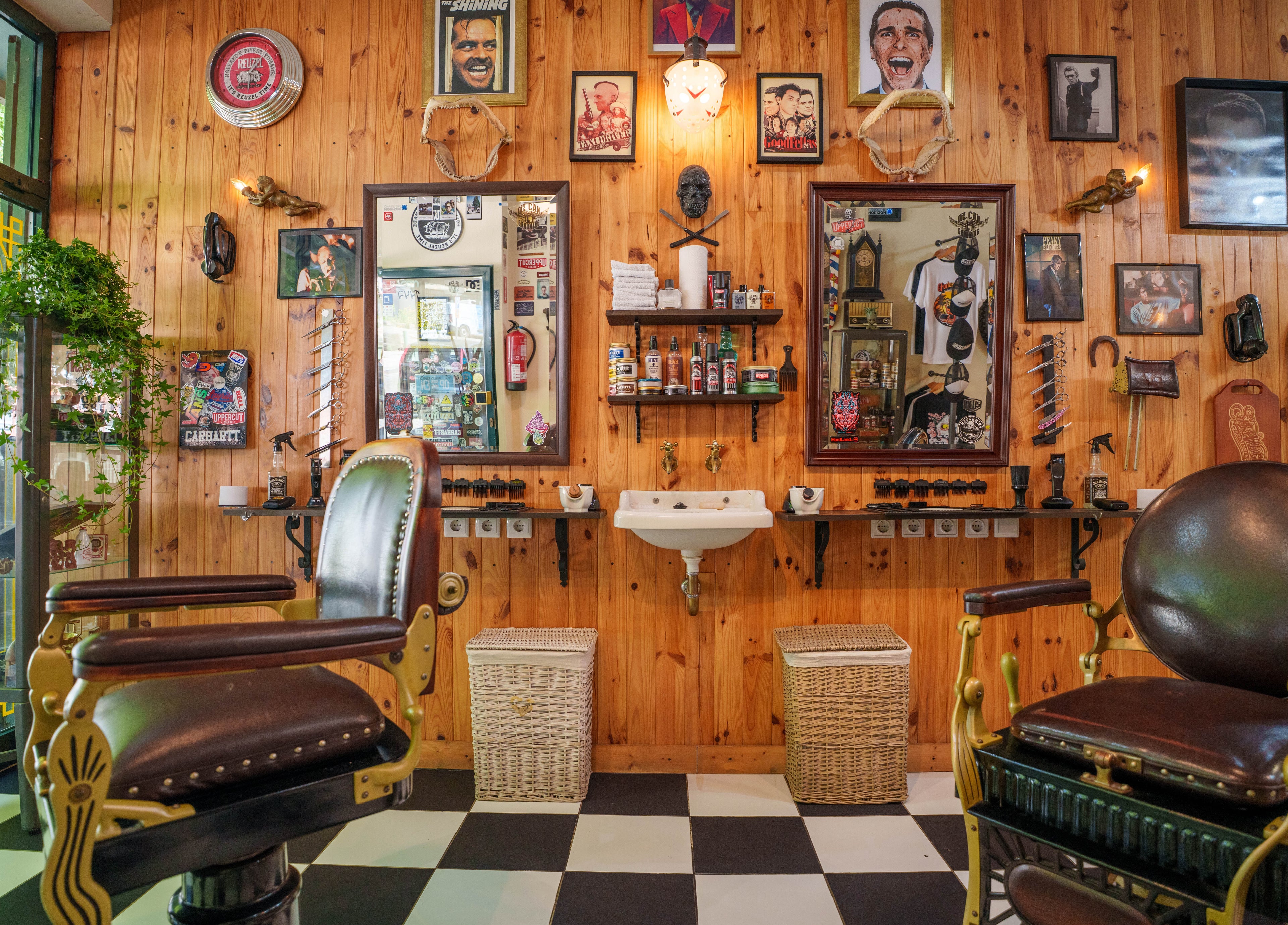 Interior vintage da barbearia Luciffer's em Porto, Porto, PT, com cadeira de barbeiro clássica e decoração única.