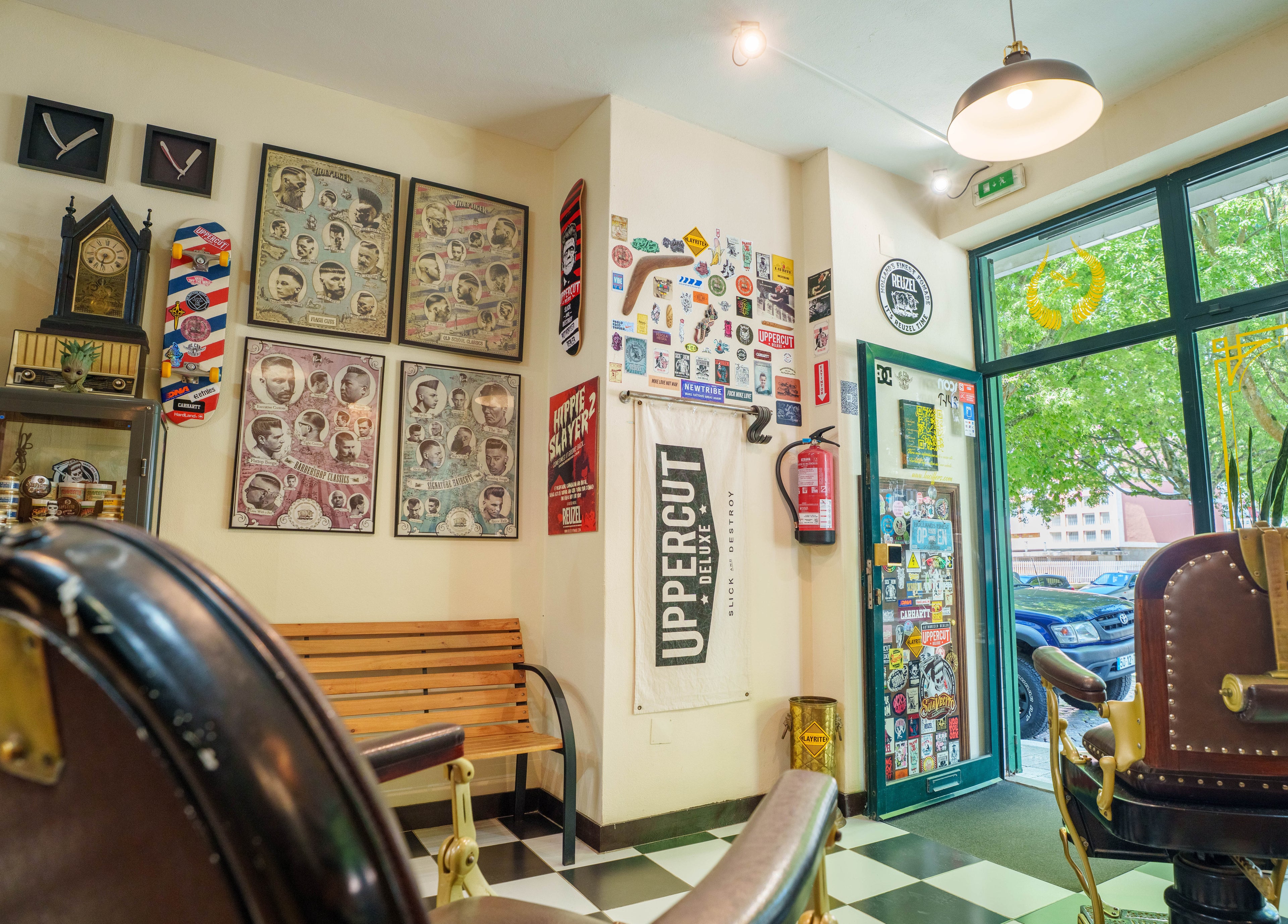 Interior vintage da barbearia Luciffer’s com cadeiras clássicas em Porto, Porto, PT.