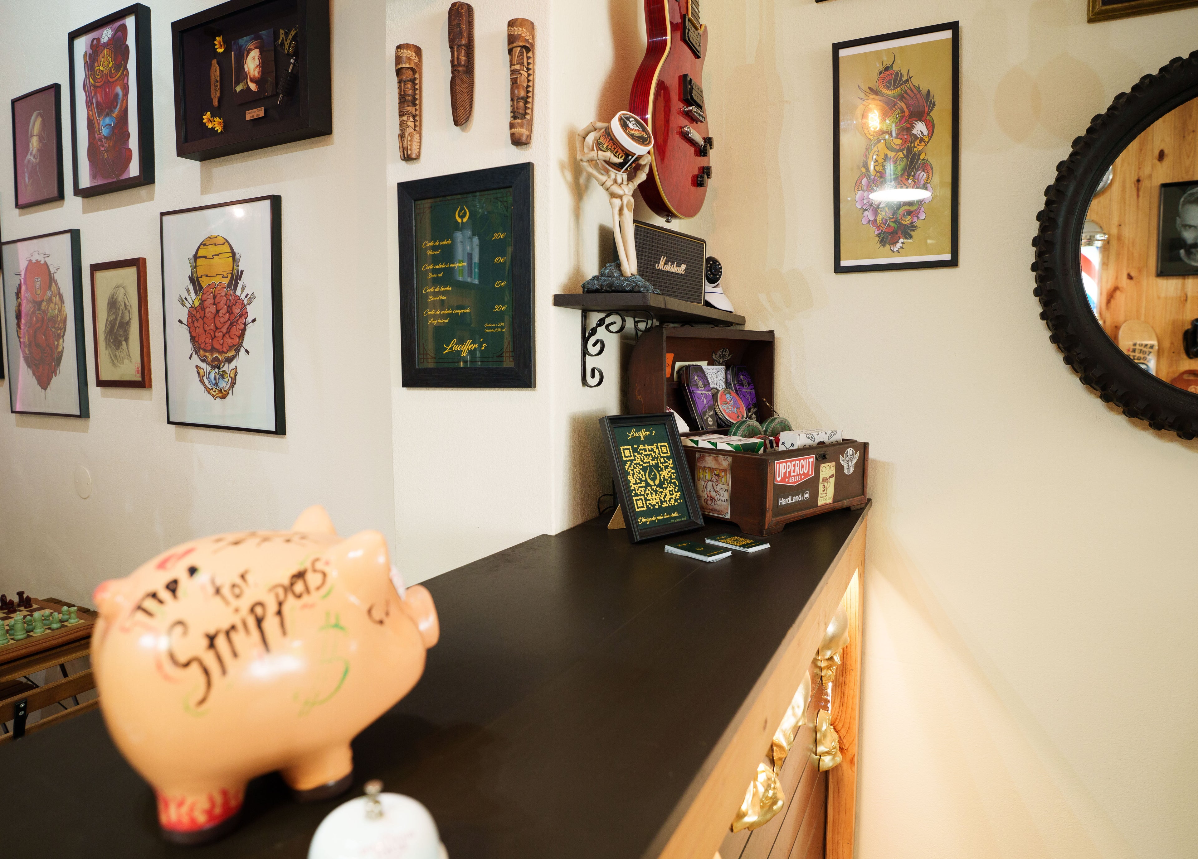 Parede decorada com arte vibrante no Luciffer’s, Porto, Porto, PT.