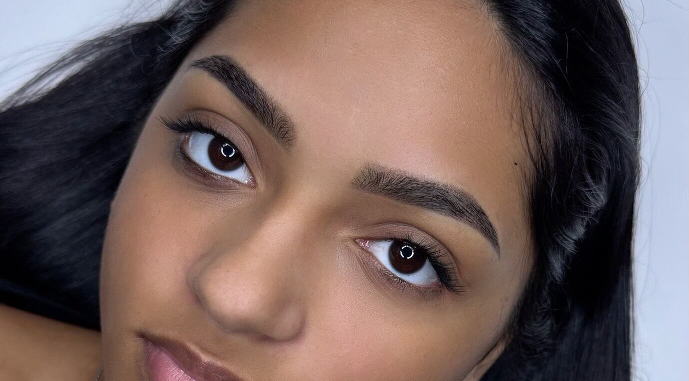 Cejas bien definidas en Dots Beauty, Caguas, PR, destacando belleza natural.
