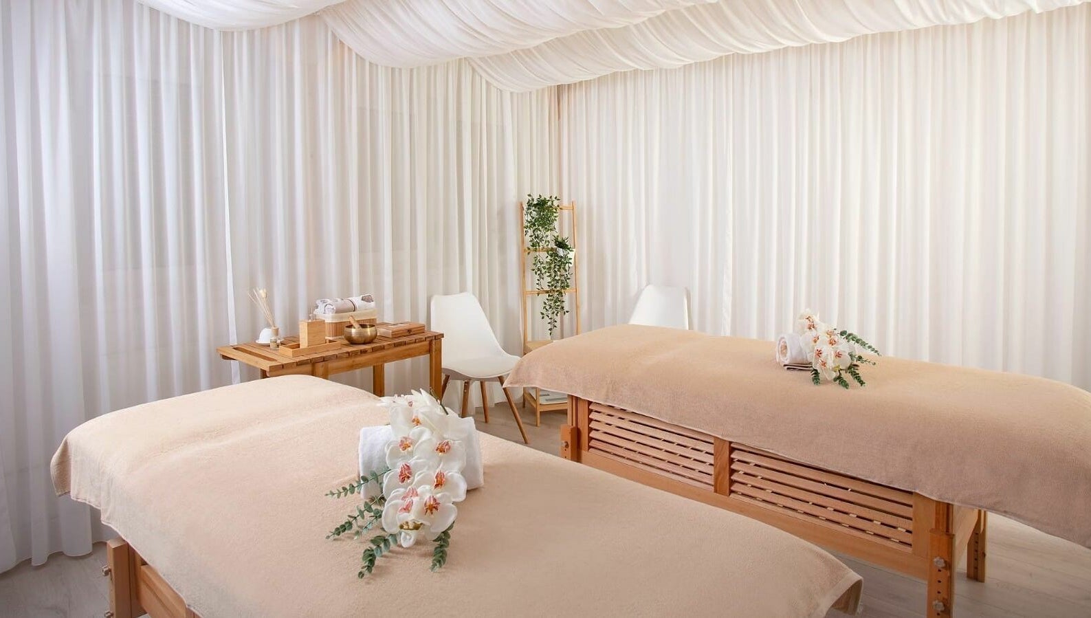 Cameră de masaj la Lotus Spa Otopeni, Otopeni, Județul Ilfov, RO, cu paturi confortabile și decor elegant.