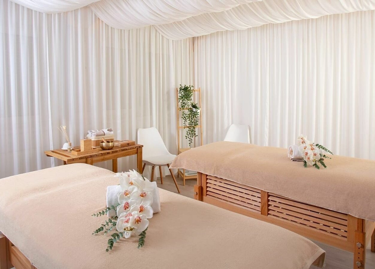 Cameră de masaj la Lotus Spa Otopeni, Otopeni, Județul Ilfov, RO, cu paturi confortabile și decor elegant.