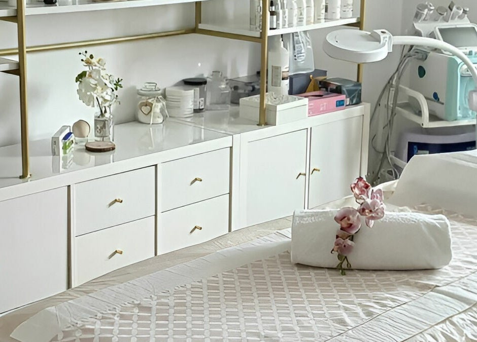 Studio de tratamente la Lotus Spa Otopeni, Otopeni, Județul Ilfov, RO, cu masă de masaj pregătită.