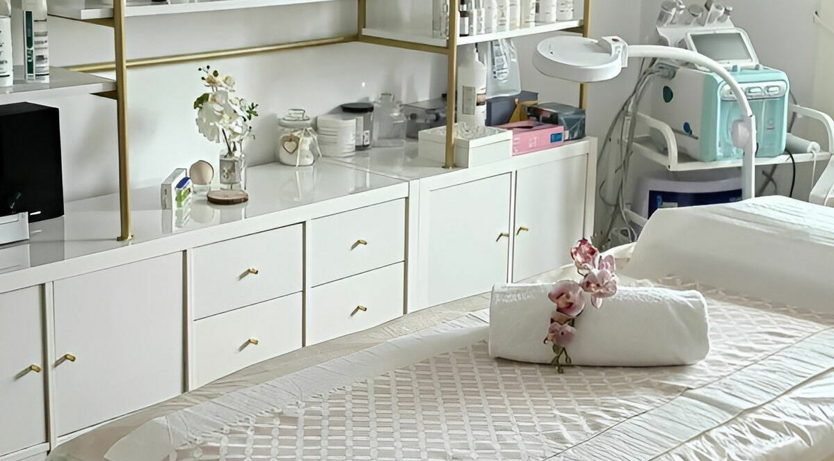 Studio de tratamente la Lotus Spa Otopeni, Otopeni, Județul Ilfov, RO, cu masă de masaj pregătită.