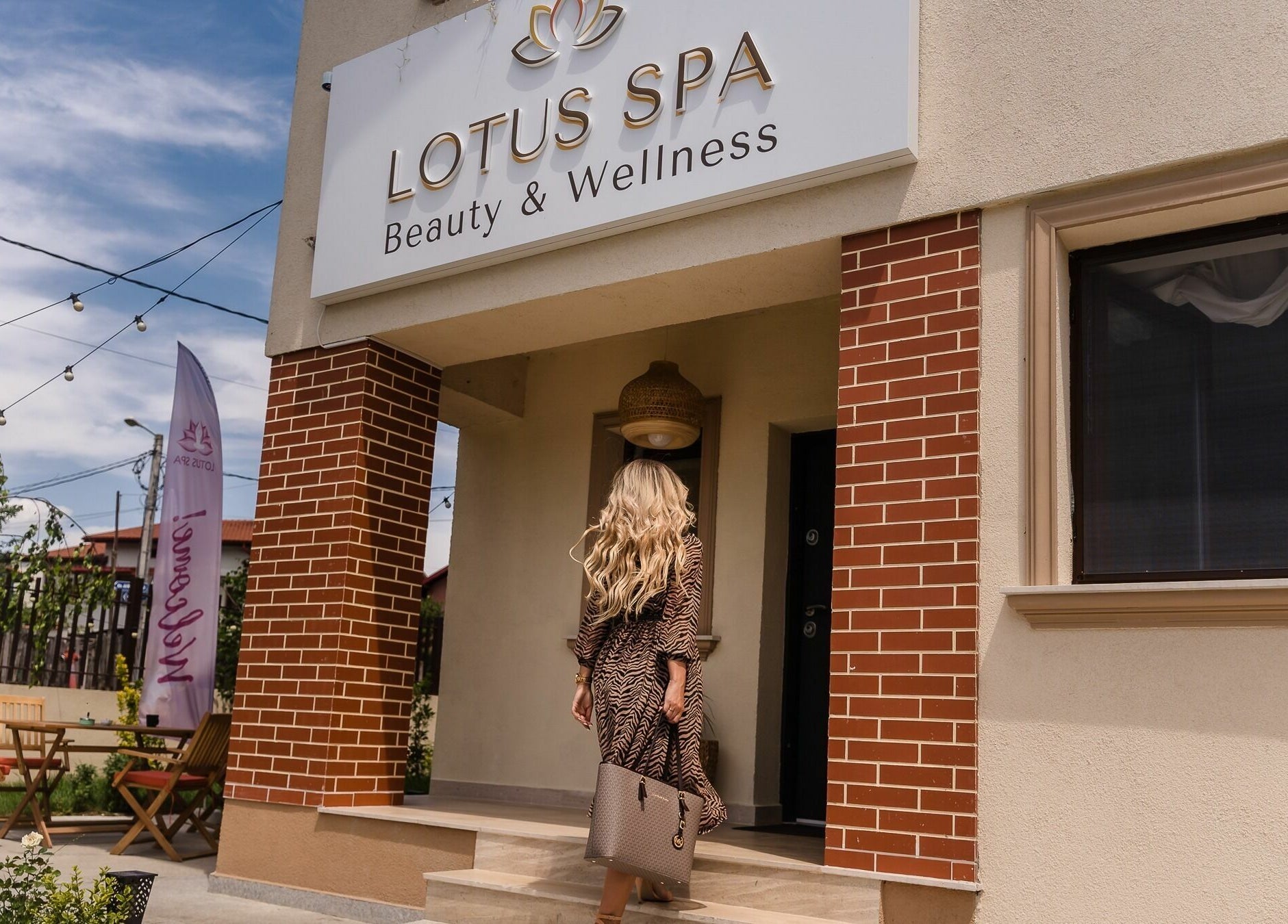 Intrare Lotus Spa Otopeni, Județul Ilfov, RO cu o clientă pășind relaxată.