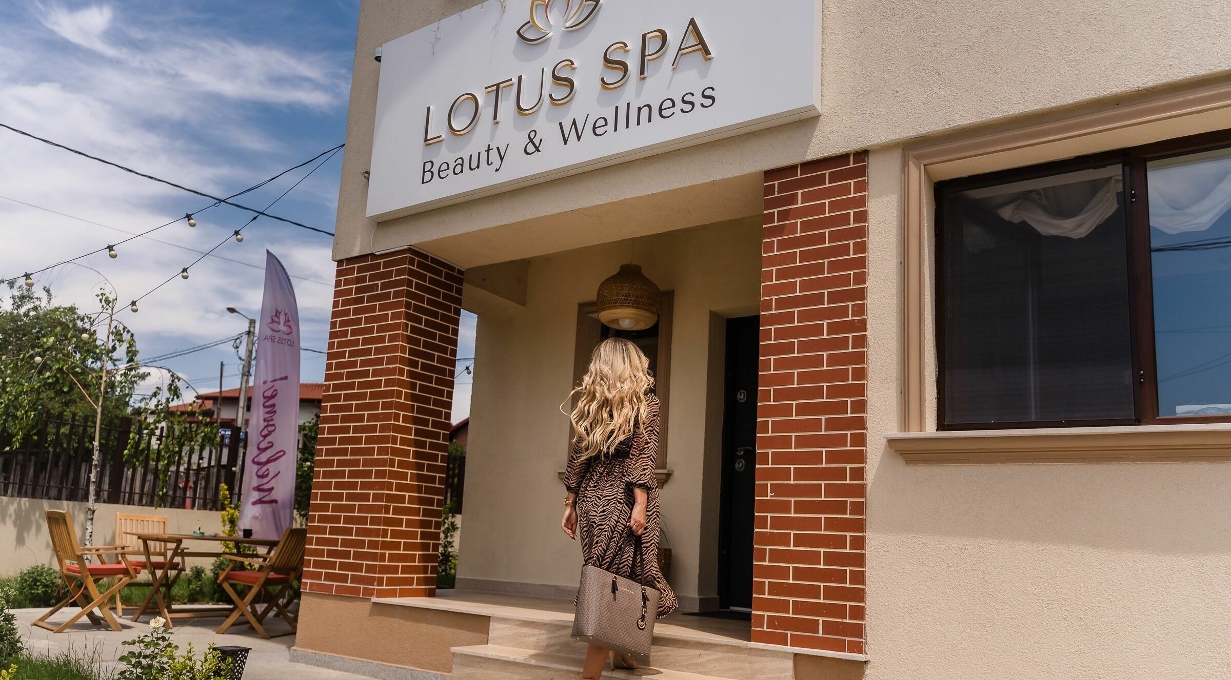 Intrare Lotus Spa Otopeni, Județul Ilfov, RO cu o clientă pășind relaxată.