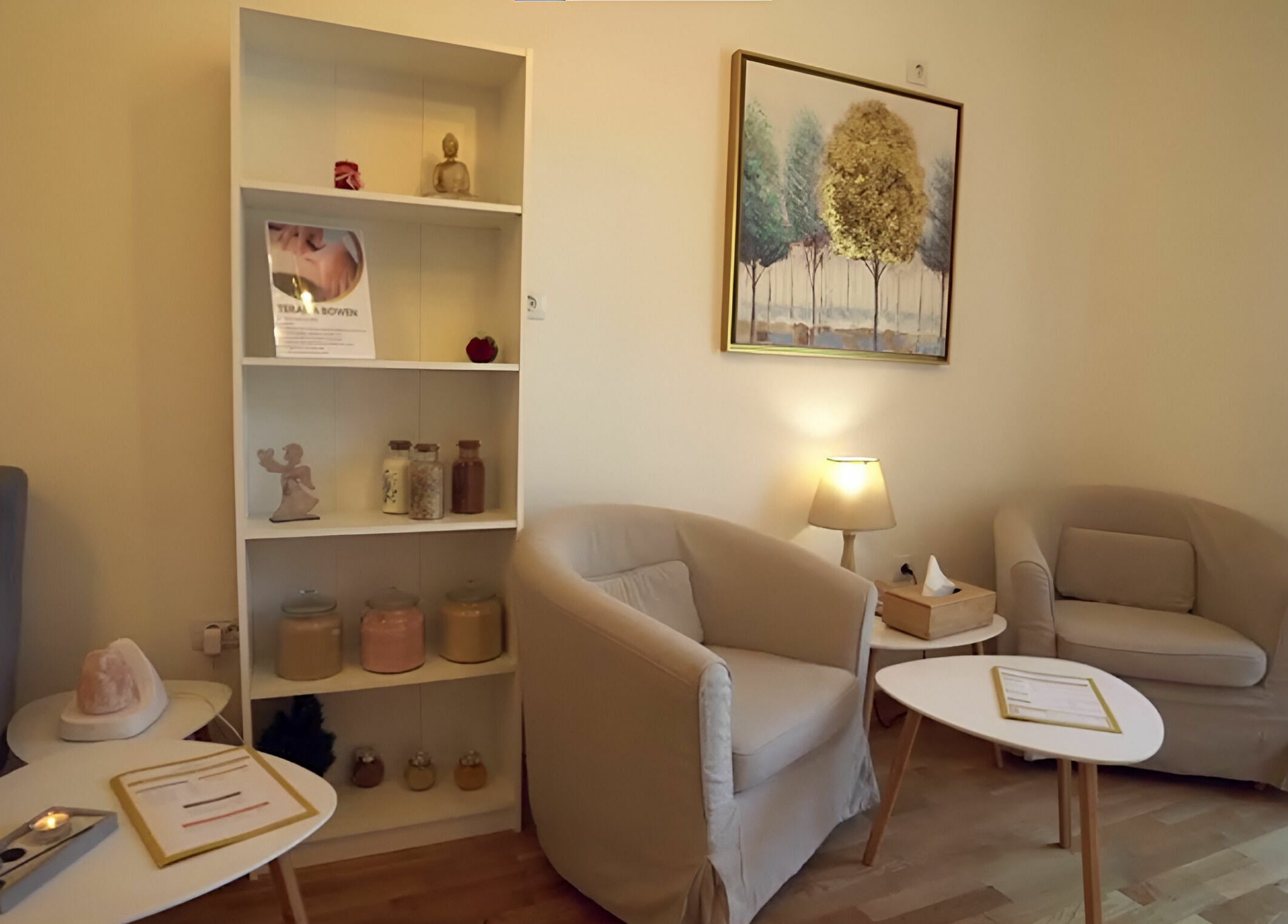 Interiorul recepției moderne de la Lotus Spa Otopeni, Otopeni, Județul Ilfov, RO, cu fotolii și decorațiuni elegante.