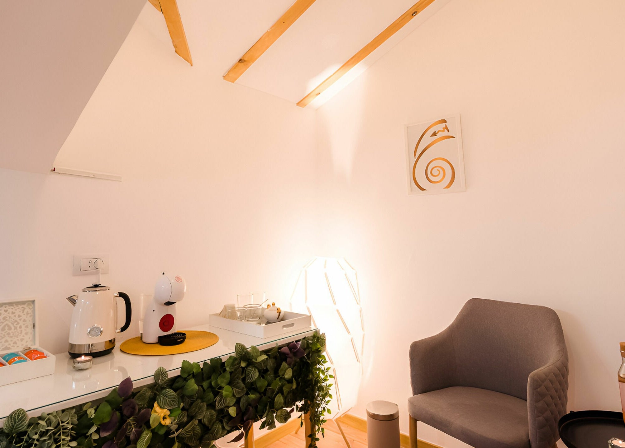 Colț relaxant la Lotus Spa Otopeni, Otopeni, Județul Ilfov, RO, cu fotoliu gri și ceainic alb.