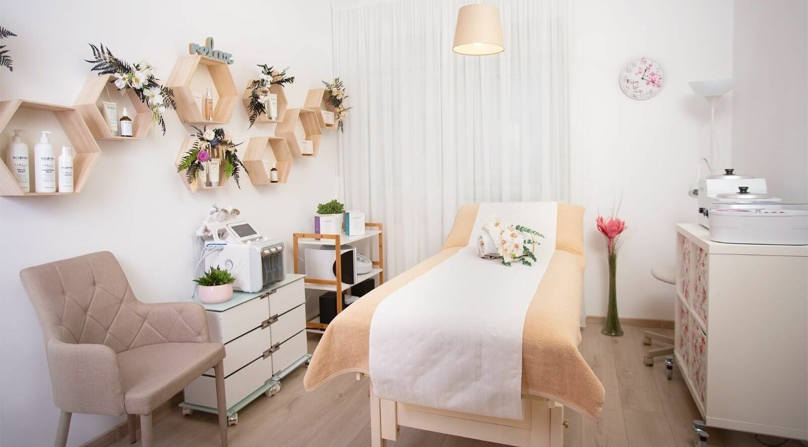 Interior elegant la Lotus Spa Bucuresti, Bucuresti, România, RO, cu farmec și relaxare supremă.