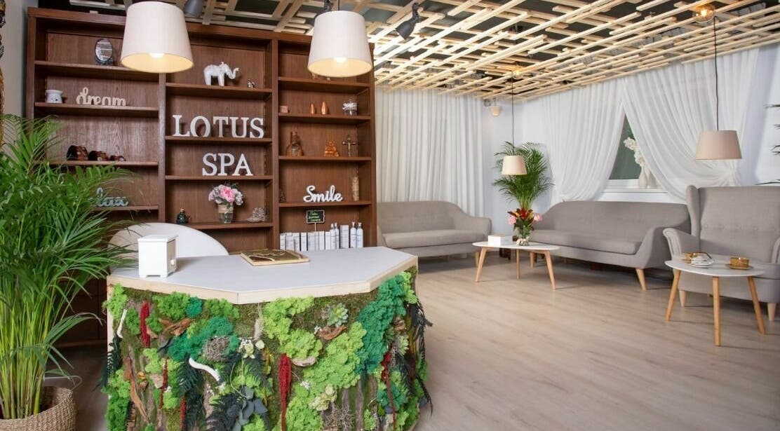 Recepția Lotus Spa Bucuresti cu decor modern și plante verzi, Bucuresti, România, RO.