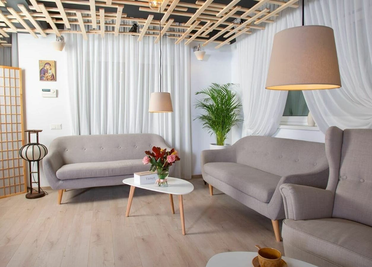 Lobby relaxant la Lotus Spa Bucuresti, Bucuresti, România, RO, cu canapele elegante și decor minimalist.