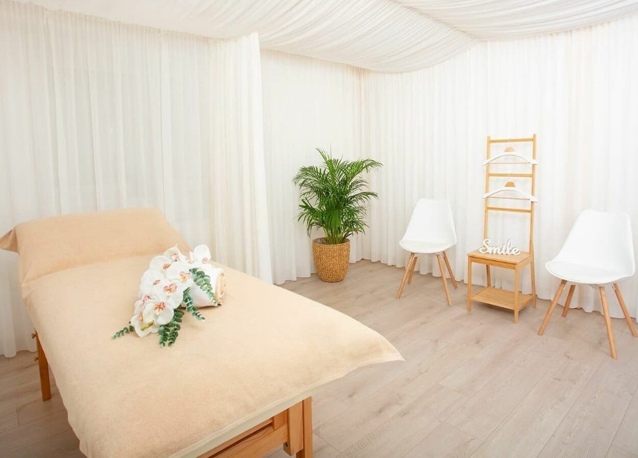 Interior calm, elegant al Lotus Spa Bucuresti, București, România, RO, cu pat de masaj și atmosferă pașnică.