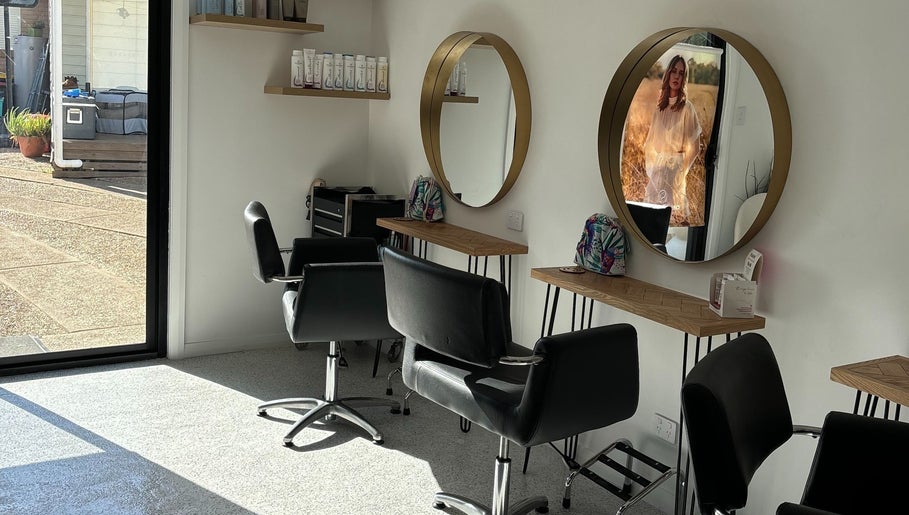 Laura J Hair Design Home Hairdresser Bild 1