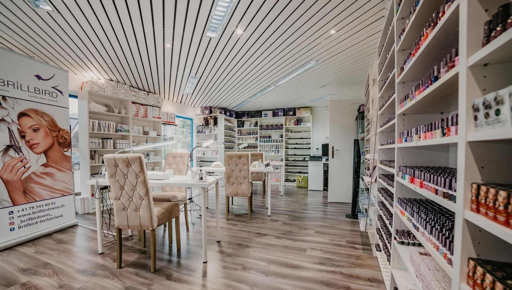 Innenansicht des BrillBird Swiss in Grenchen, Solothurn, CH mit stilvollen Nagelprodukten und luxuriösem Ambiente.