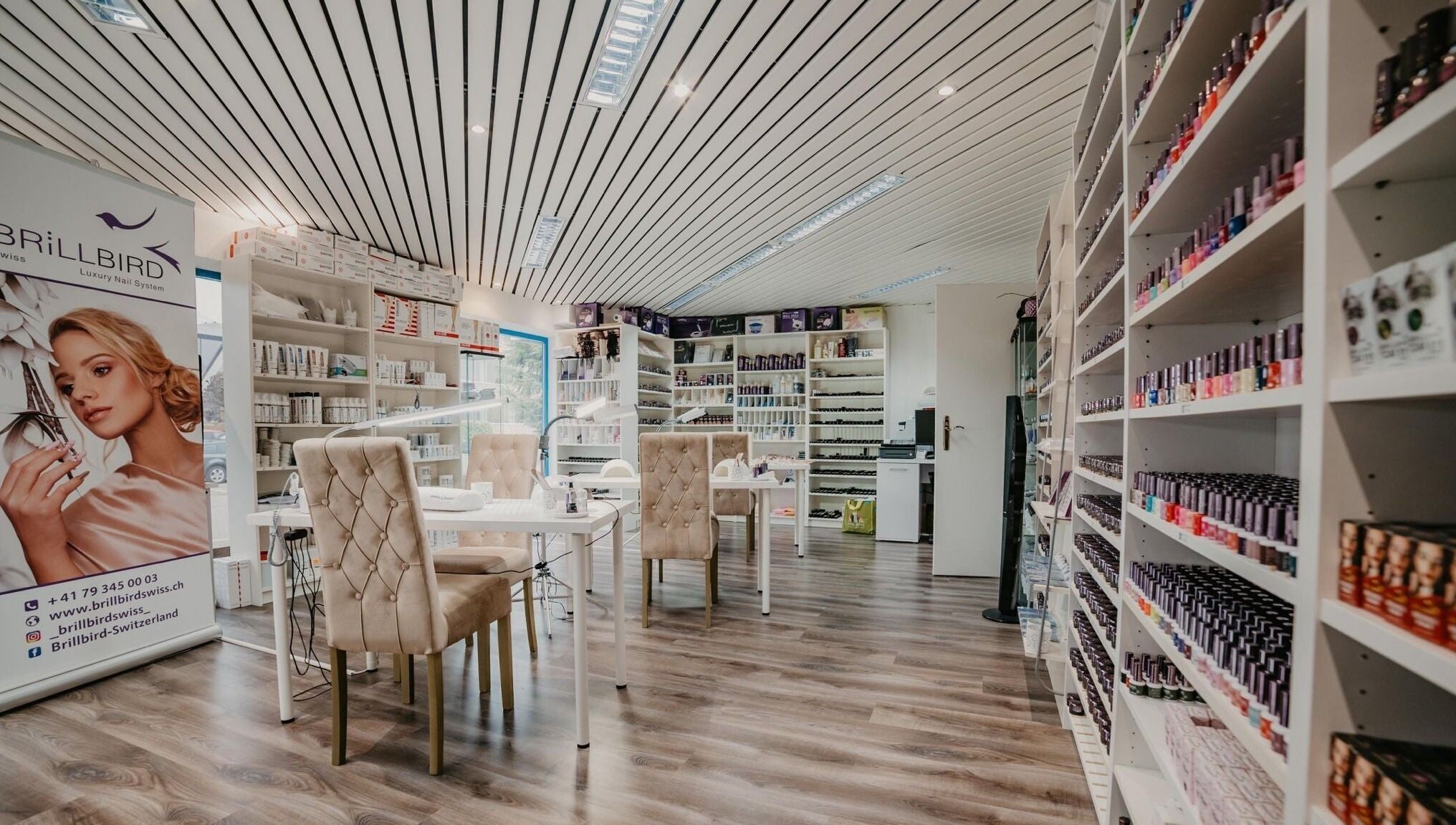 Innenansicht des BrillBird Swiss in Grenchen, Solothurn, CH mit stilvollen Nagelprodukten und luxuriösem Ambiente.