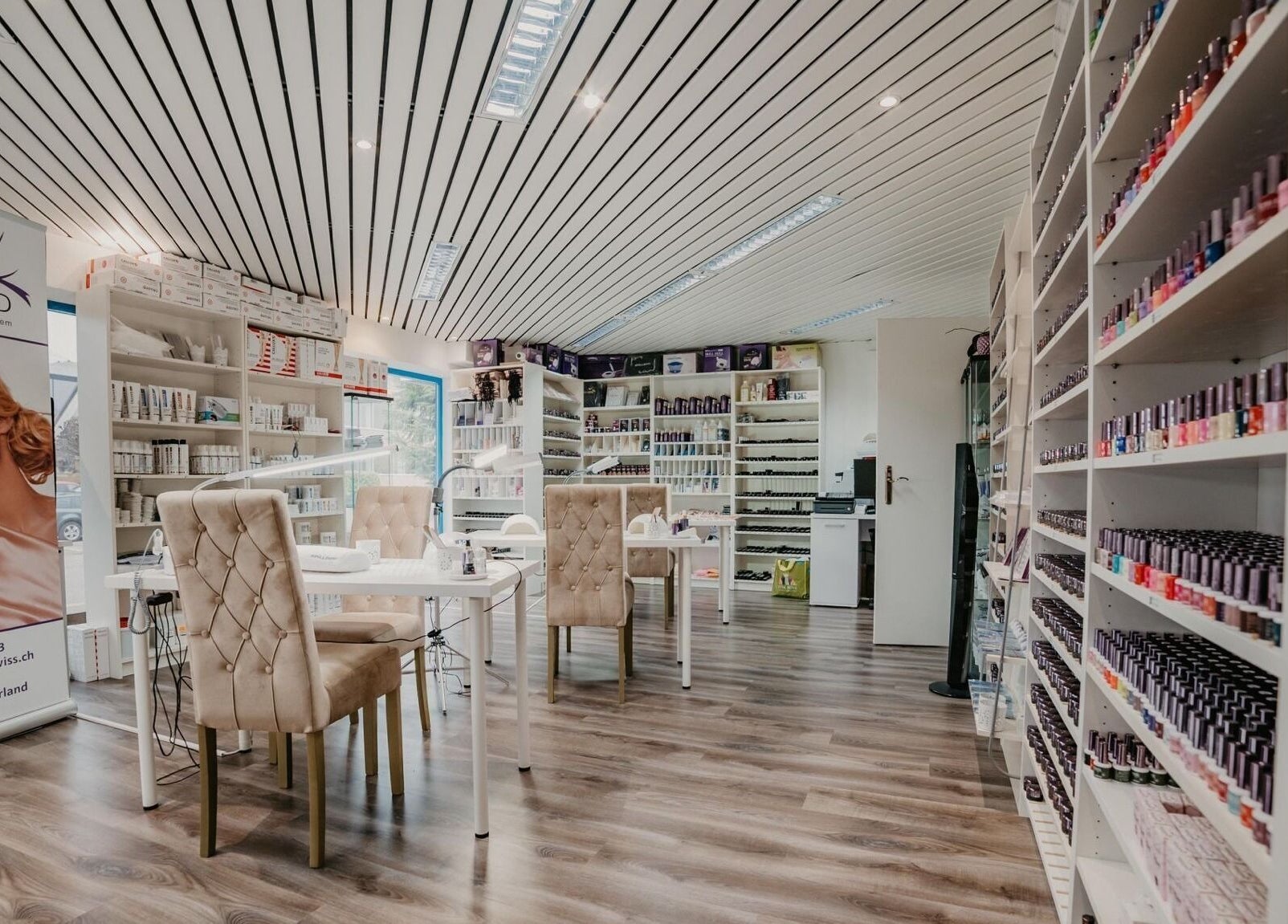 Innenansicht des BrillBird Swiss in Grenchen, Solothurn, CH mit stilvollen Nagelprodukten und luxuriösem Ambiente.