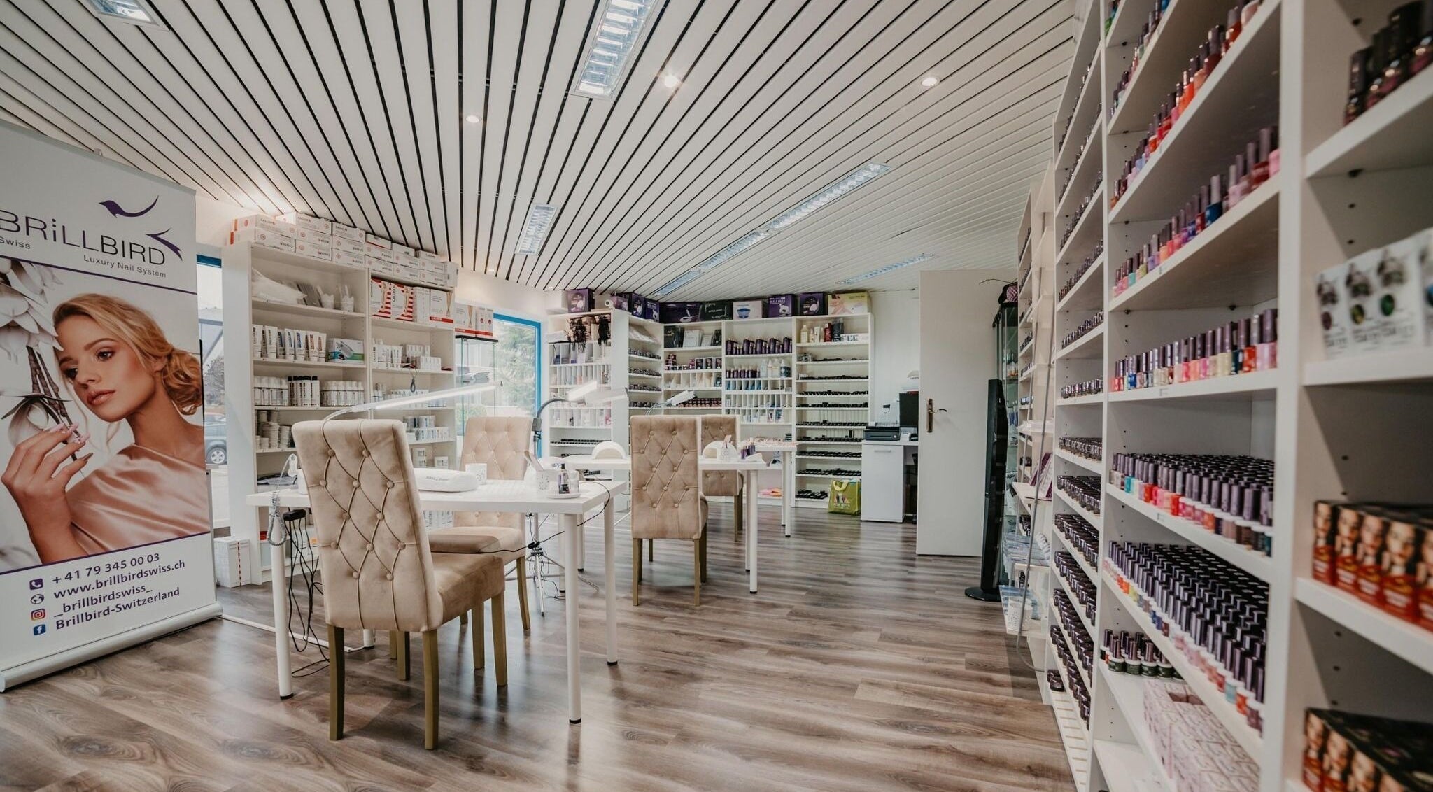 Innenansicht des BrillBird Swiss in Grenchen, Solothurn, CH mit stilvollen Nagelprodukten und luxuriösem Ambiente.