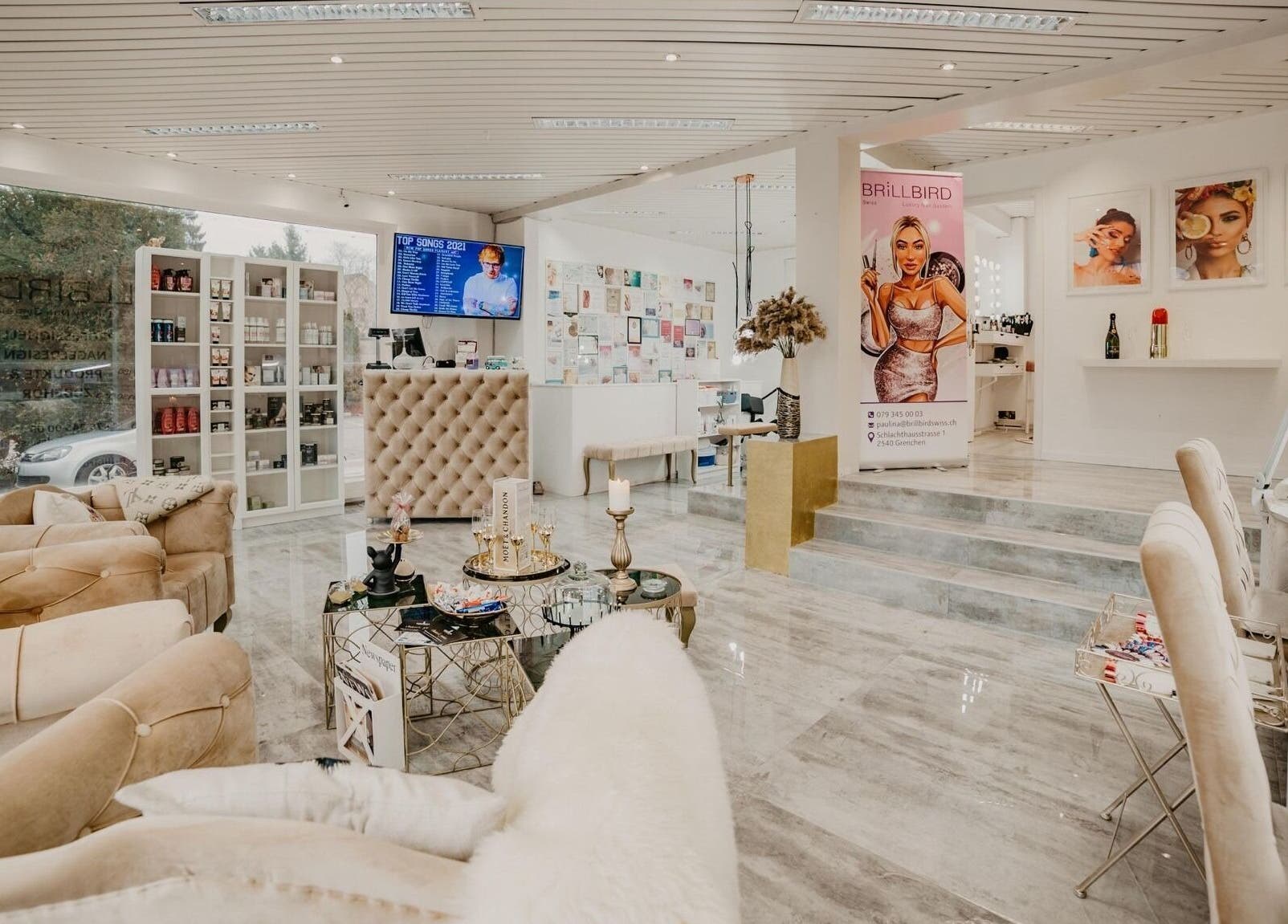 Eleganter Innenraum von BrillBird Swiss in Grenchen, Solothurn, CH mit stilvollen Möbeln und Beauty-Produkten.