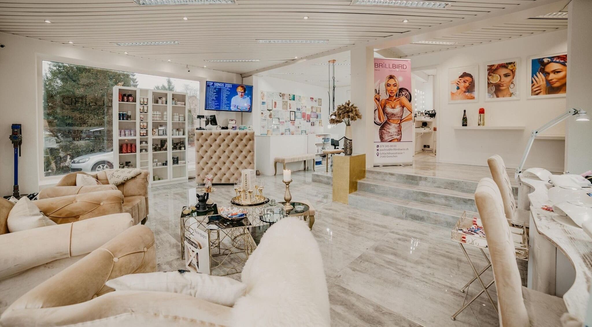 Eleganter Innenraum von BrillBird Swiss in Grenchen, Solothurn, CH mit stilvollen Möbeln und Beauty-Produkten.