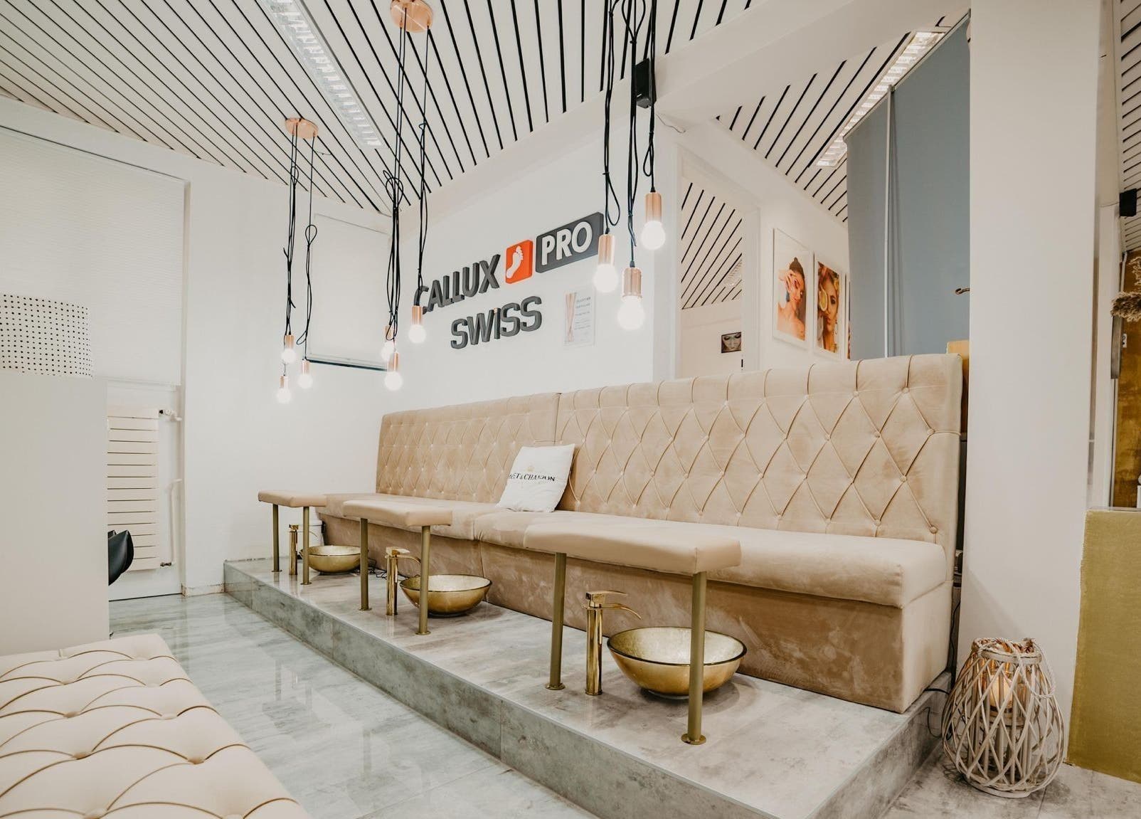 Eleganter Wartebereich bei BrillBird Swiss in Grenchen, Solothurn, CH mit stilvoller Beleuchtung und bequemen Sitzmöglichkeiten.