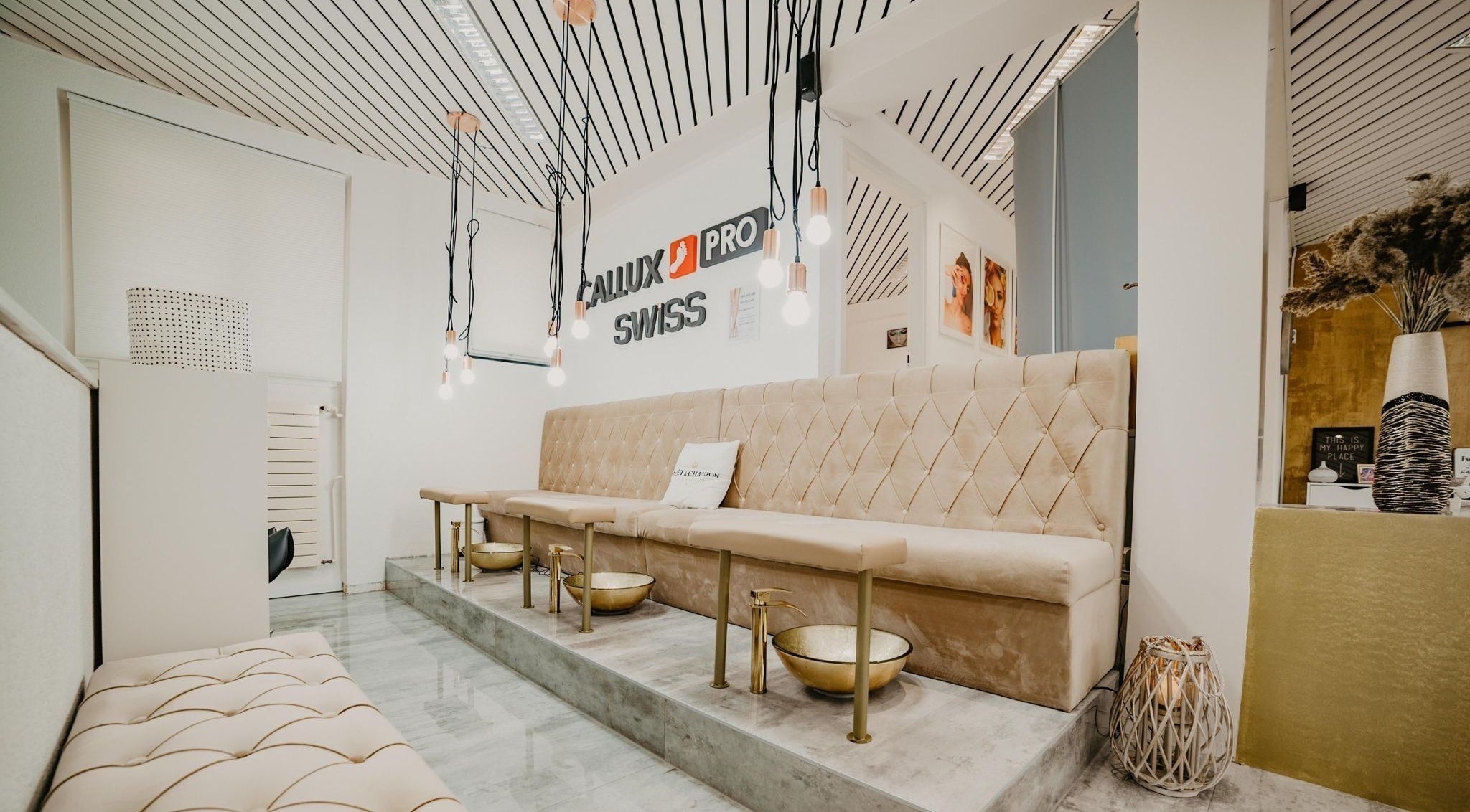 Eleganter Wartebereich bei BrillBird Swiss in Grenchen, Solothurn, CH mit stilvoller Beleuchtung und bequemen Sitzmöglichkeiten.