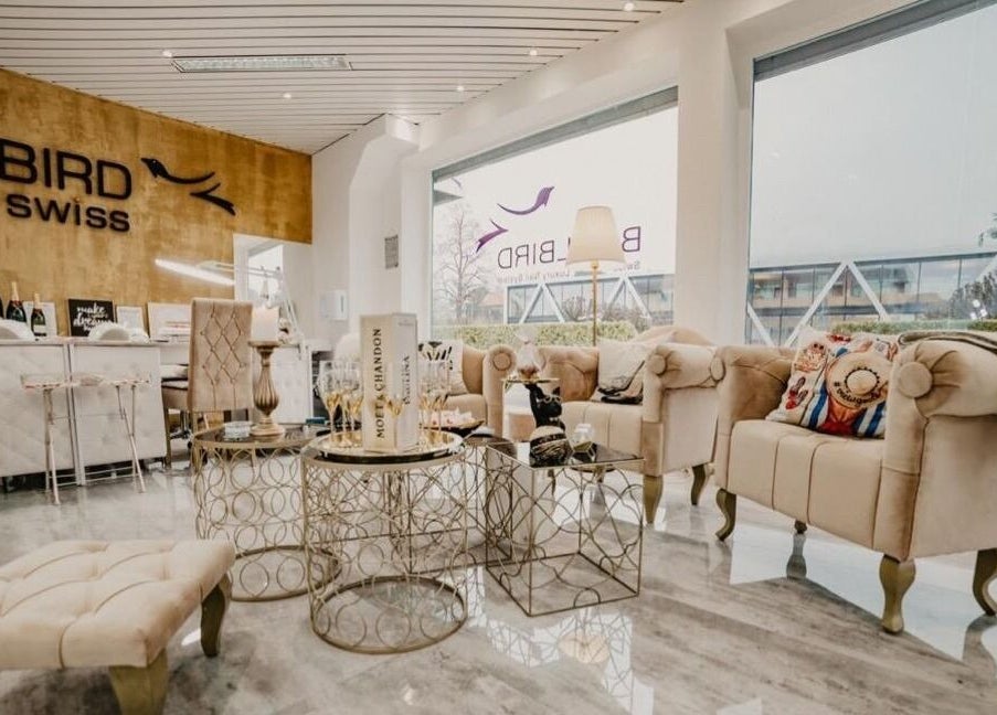 Elegante Lounge im BrillBird Swiss, Grenchen, Solothurn, CH mit stilvollen Möbeln und Dekorationen.