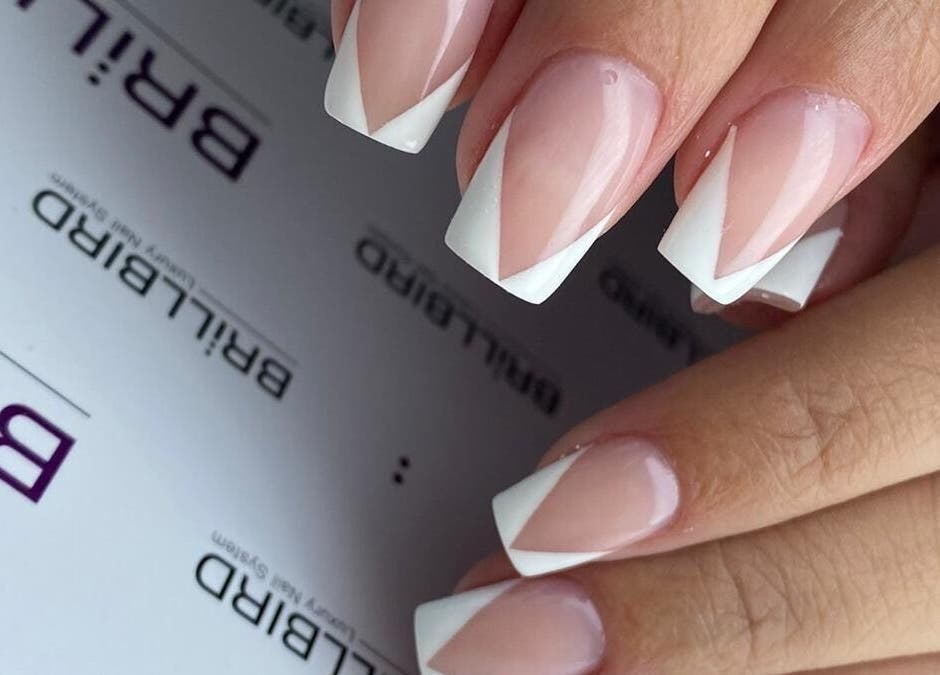 Elegante French Maniküre bei BrillBird Swiss, Grenchen, Solothurn, CH.