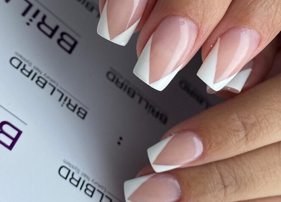 Elegante French Maniküre bei BrillBird Swiss, Grenchen, Solothurn, CH.