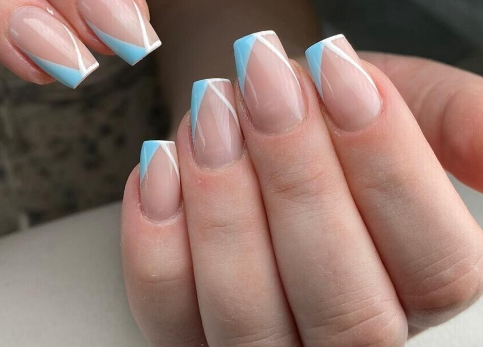 Elegante blaue French-Nageldesigns bei BrillBird Swiss, Grenchen, Solothurn, CH.