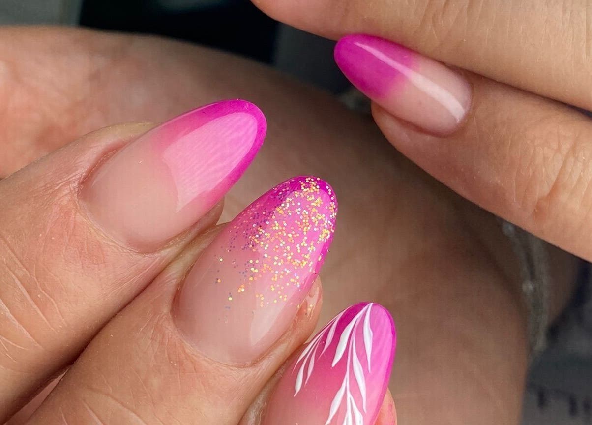 Stylische pinke Nailart mit Glitter bei BrillBird Swiss, Grenchen, Solothurn, CH.
