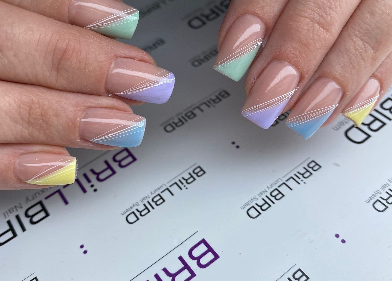 Pastellfarbene Nägel im BrillBird Swiss Studio in Grenchen, Solothurn, CH.