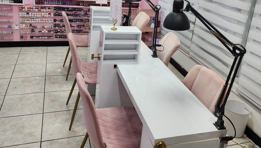 Mesa de manicura en Be.You.Tiful Salon, San Lorenzo, San Lorenzo, PR, con sillas rosadas.