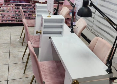 Mesa de manicura en Be.You.Tiful Salon, San Lorenzo, San Lorenzo, PR, con sillas rosadas.