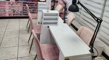 Mesa de manicura en Be.You.Tiful Salon, San Lorenzo, San Lorenzo, PR, con sillas rosadas.