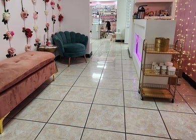 Interior acogedor del salón Be.You.Tiful Salon en San Lorenzo, PR, con decoración floral y luces suaves.