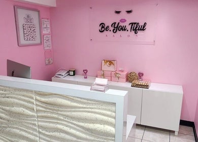Recepción elegante de Be.You.Tiful Salon en San Lorenzo, San Lorenzo, PR con decoración rosada.