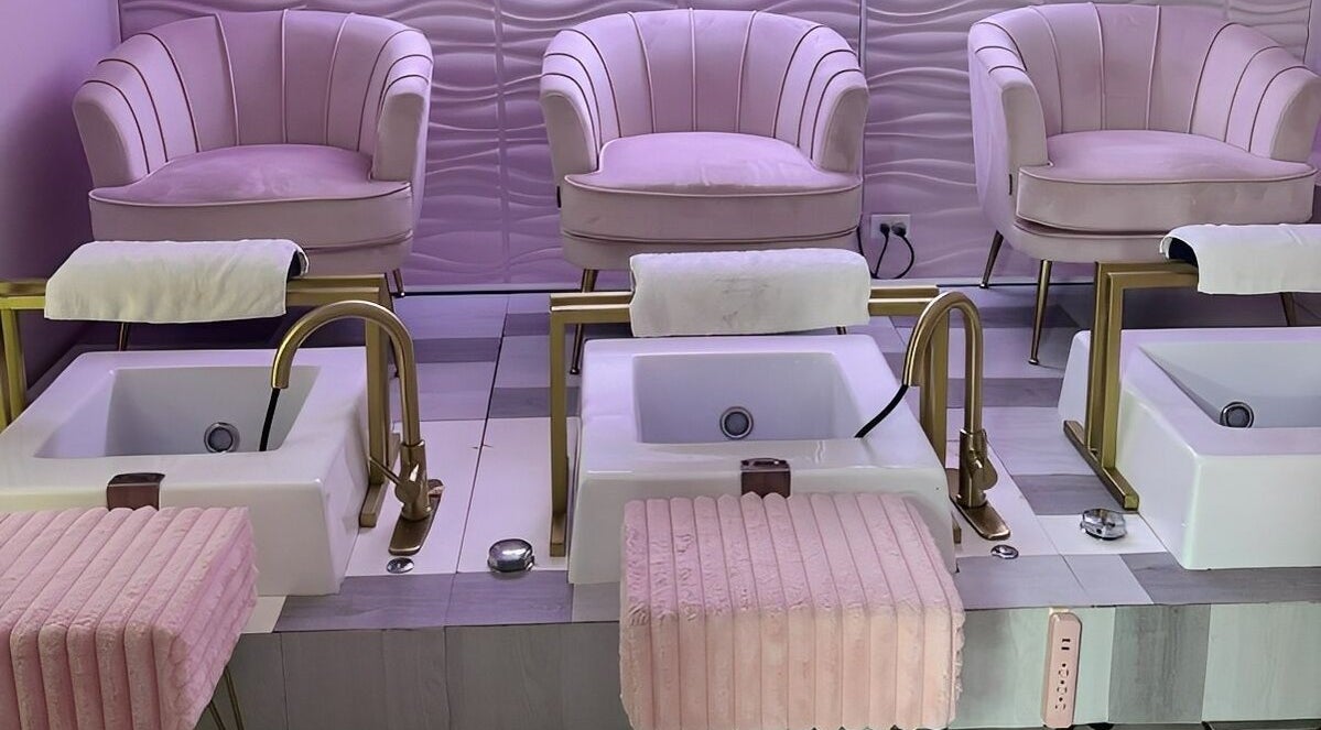 Sillas rosadas para pedicura en Be.You.Tiful Salon, San Lorenzo, San Lorenzo, PR.