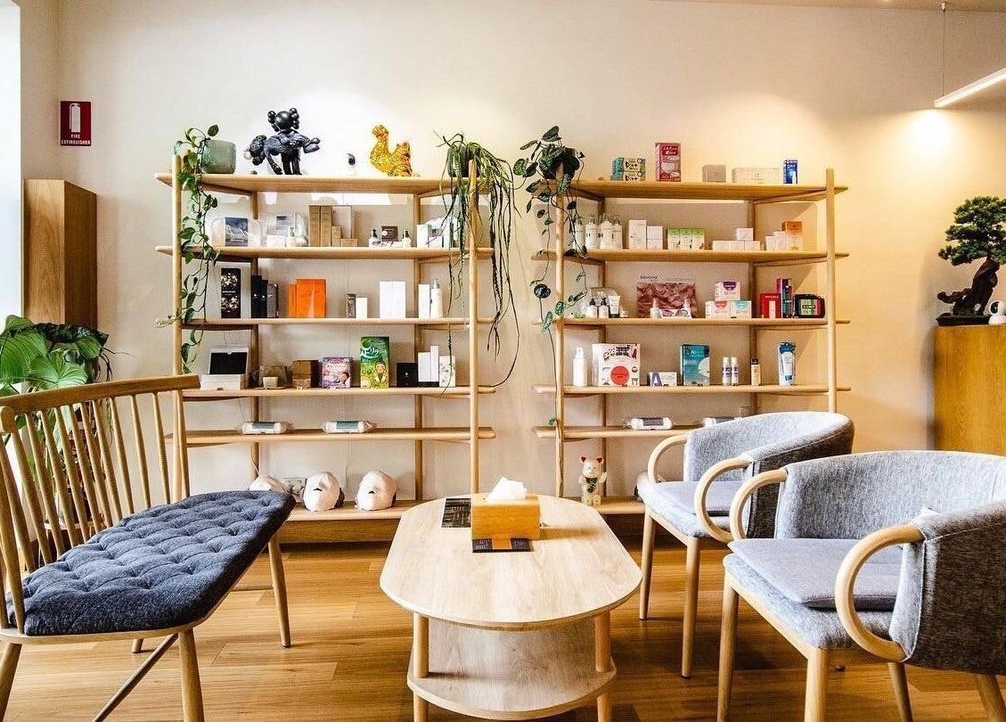 Elegant waiting area at Five Elements Spa, South Melbourne, Victoria, AU featuring modern furniture and lush plants.