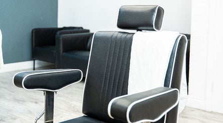Luxurious black barber chair at Barberista, Celbridge, County Kildare, IE with sleek design.