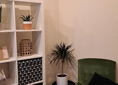 Elegant space with plants and seating at Nails & Pearls Manikīra studija, Rīga, LV.