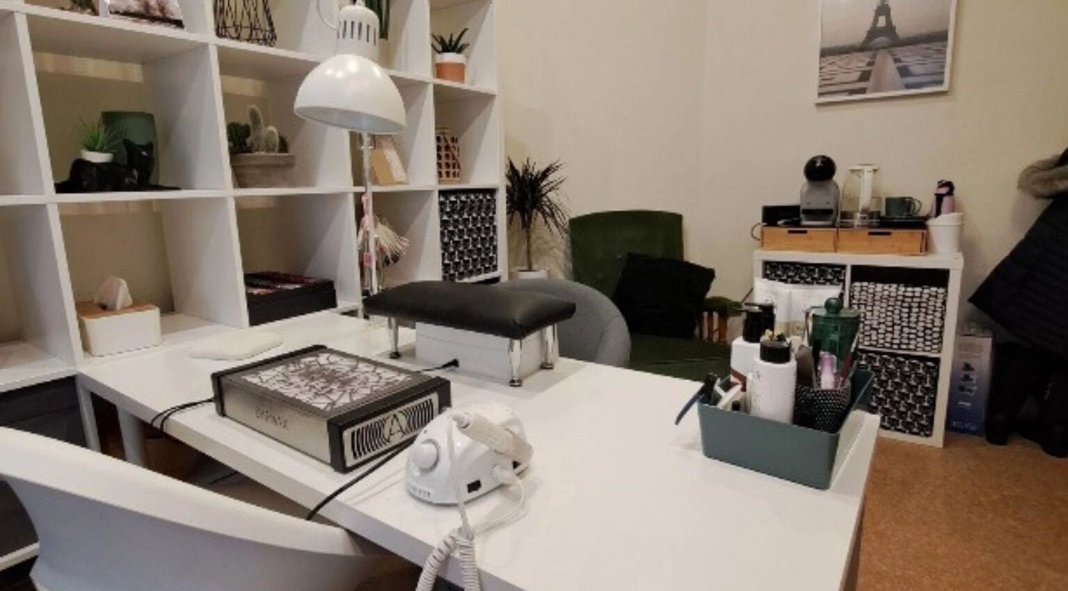 Sophisticated interior of Nails & Pearls Manikīra studija, Rīga, LV, showcasing a stylish manicure station.