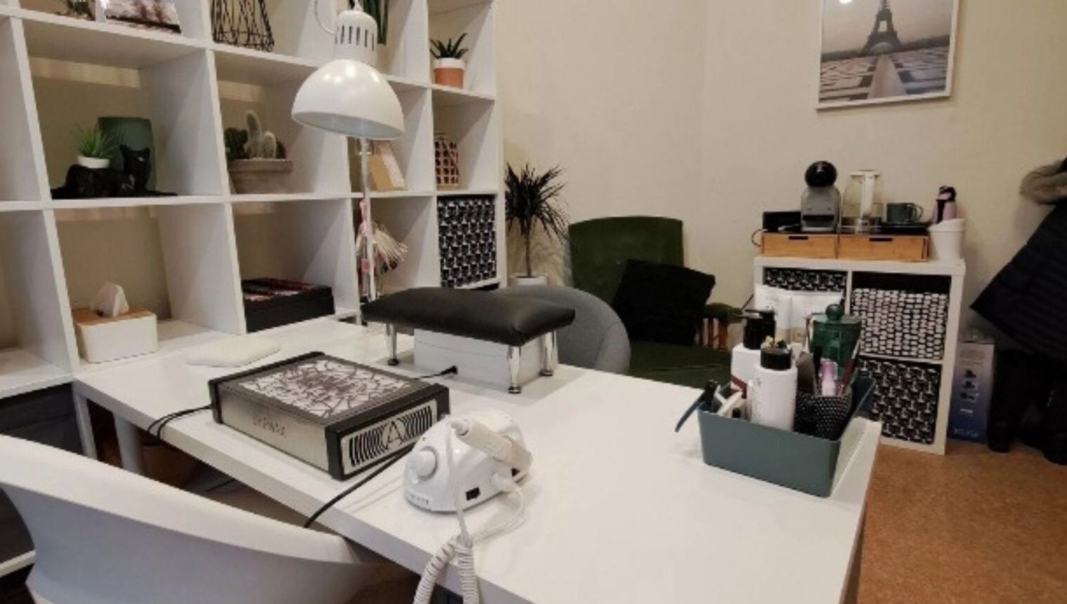 Cozy interior of Nails & Pearls Manikīra studija in Rīga, LV, featuring stylish decor and manicure station.