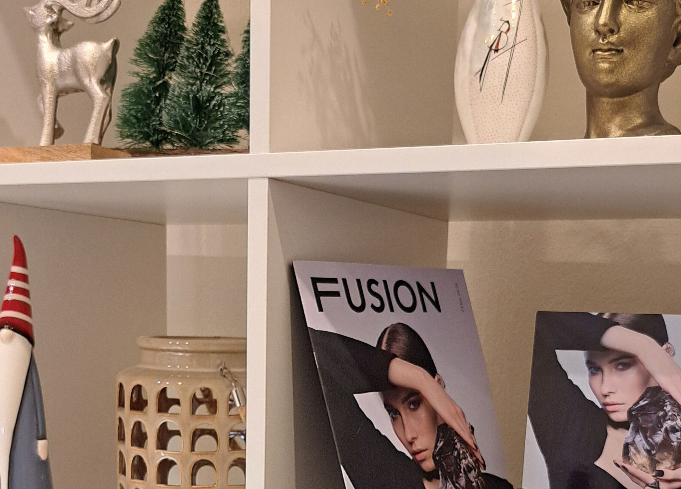 Elegant decor and magazines at Nails & Pearls Manikīra studija, Rīga, LV, showcasing style and sophistication.