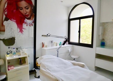 Elegant treatment room at Maison De Joelle-Mirdif, Dubai, AE with modern decor and natural light.