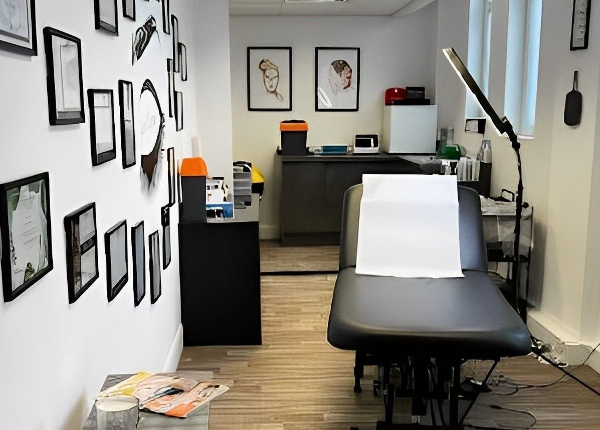 Relaxing therapy room at Beauty by Jaki, Falkirk, Scotland, GB with modern decor and treatment bed.