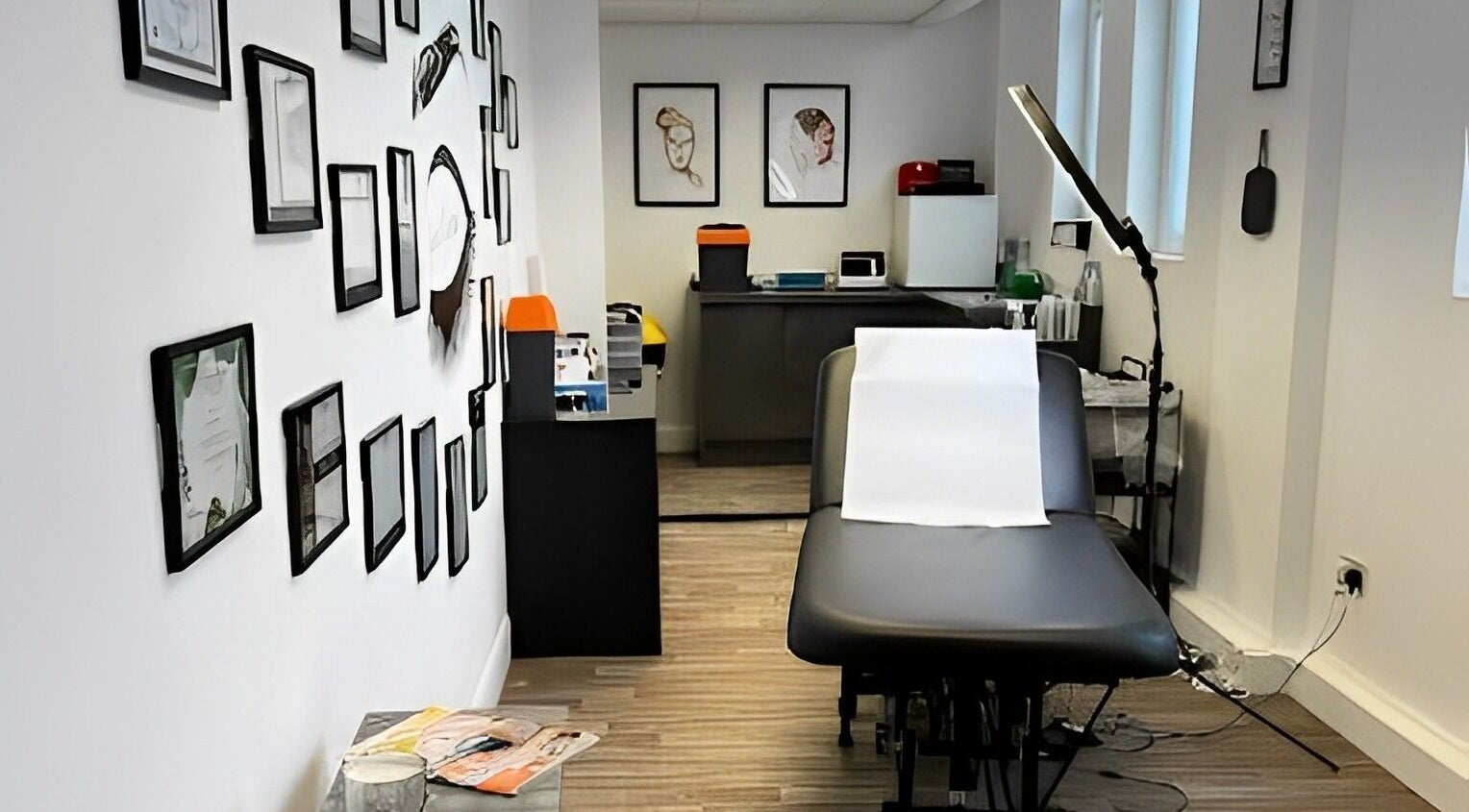 Relaxing therapy room at Beauty by Jaki, Falkirk, Scotland, GB with modern decor and treatment bed.