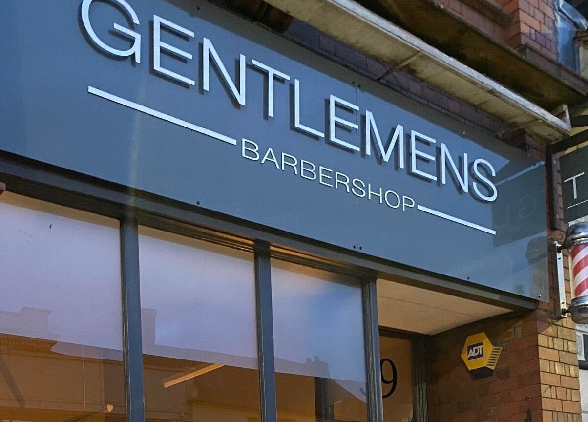 Signage of The Gentlemen’s Lounge Biggleswade, a barbershop in Biggleswade, England, GB.