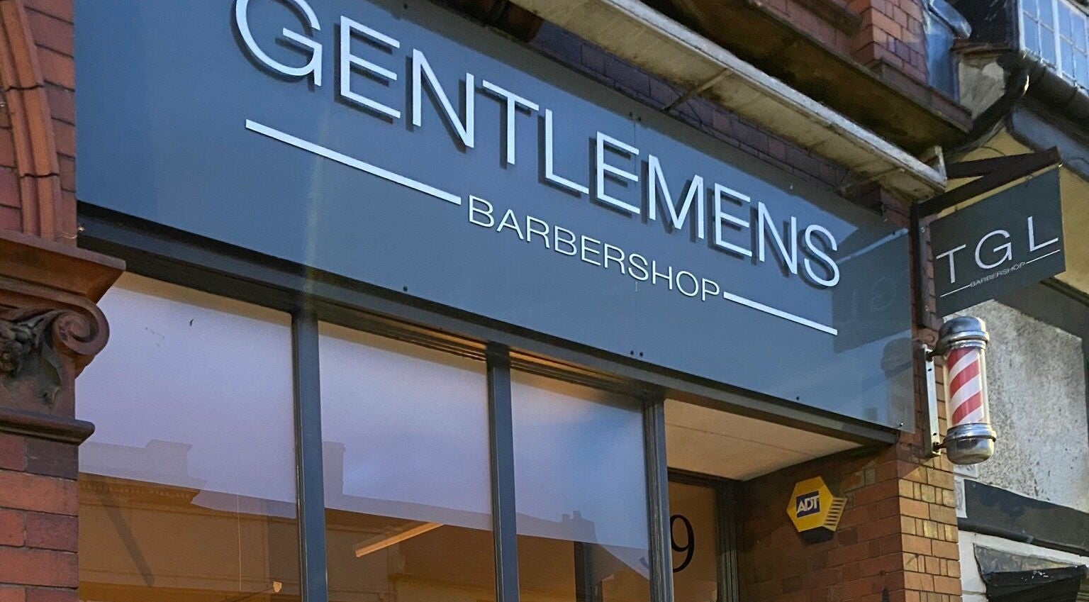 Signage of The Gentlemen’s Lounge Biggleswade, a barbershop in Biggleswade, England, GB.