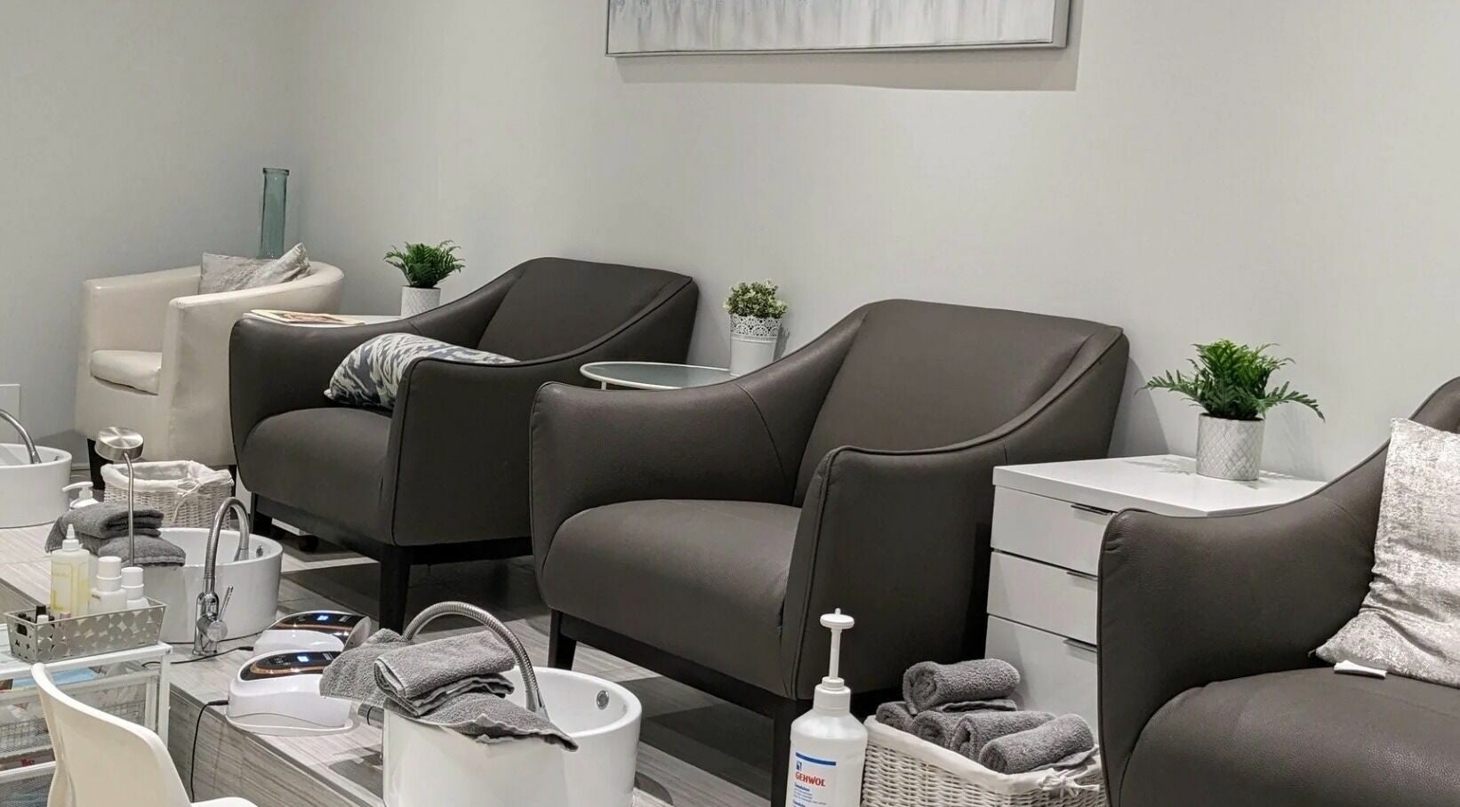 Salon élégant chez Pure Bar à Ongles and Soins, Laval, Québec, CA, avec fauteuils modernes et décor raffiné.