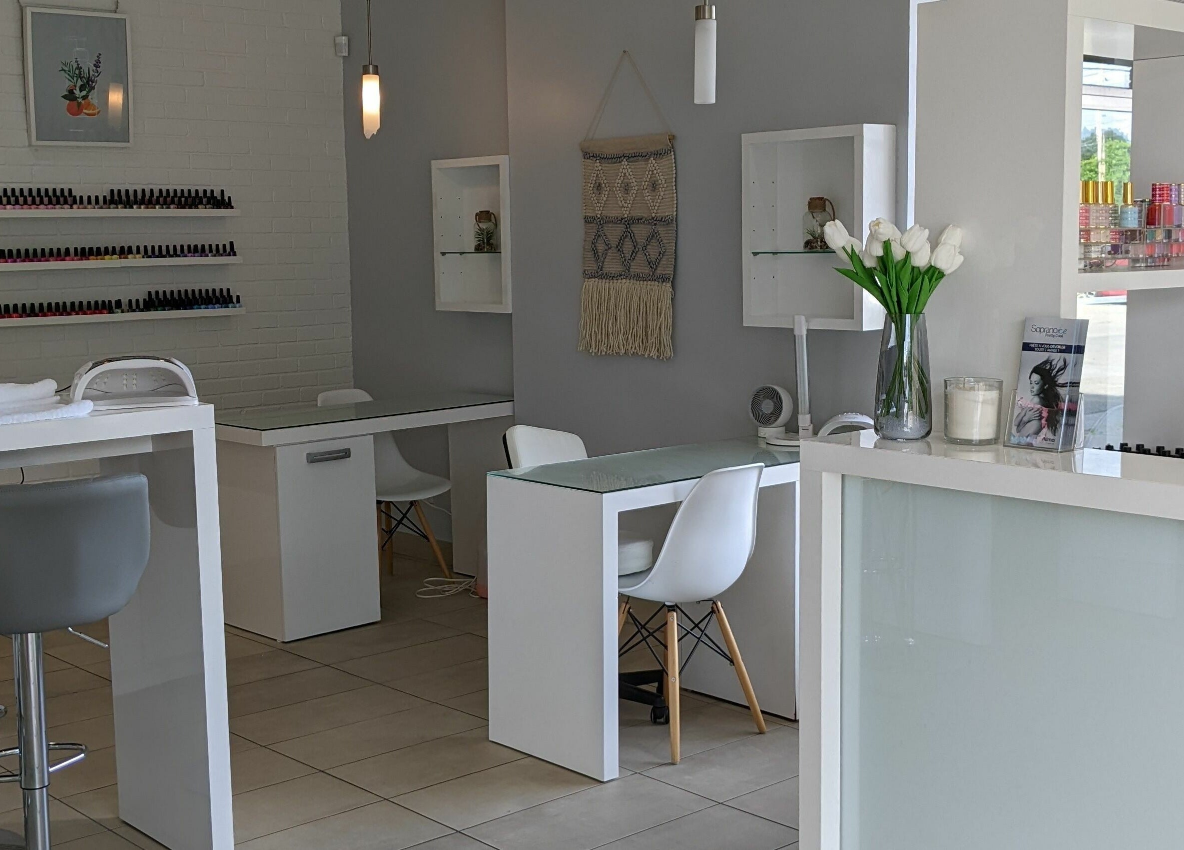 Intérieur moderne de Pure Bar à Ongles and Soins, Laval, Québec, CA, avec décor blanc élégant.